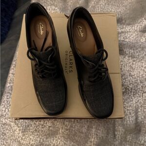 Clarks Women’s Black and Gray Oxfords